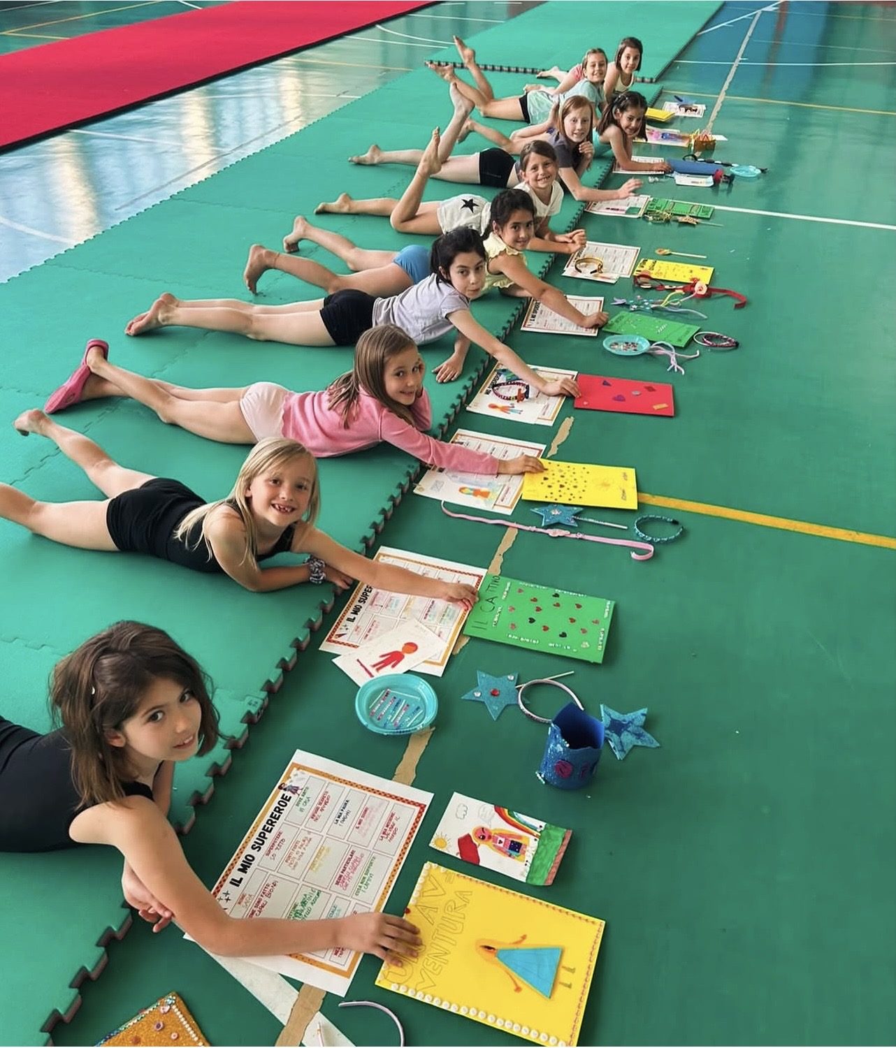 Bambine impegnate in un laboratorio creativo durante il camp estivo Up