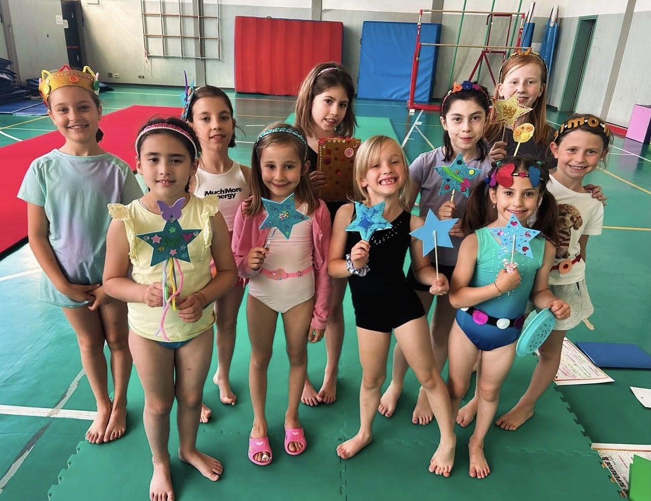 Gruppo di bambine in costume durante una settimana a tema del camp estivo