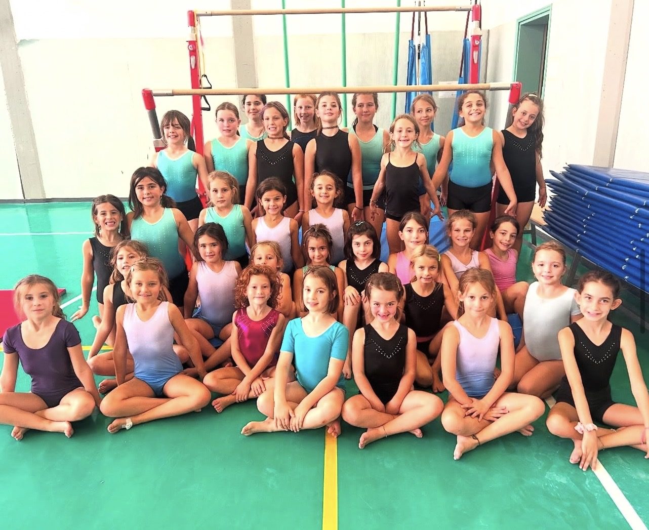 Foto di gruppo delle partecipanti al camp estivo di ginnastica
