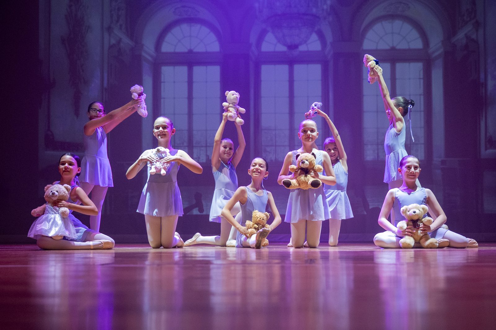 Coreografia di danza classica delle allieve di Up A.s.d. sul palco