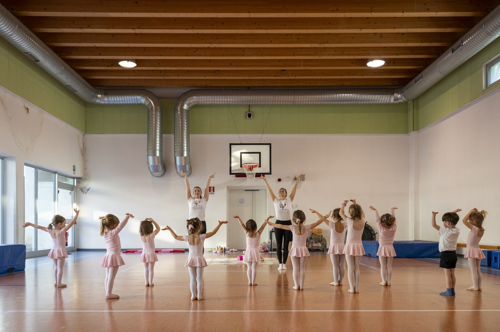 Gruppo di bambine a lezione di Gioco Danza con l'insegnante in palestra