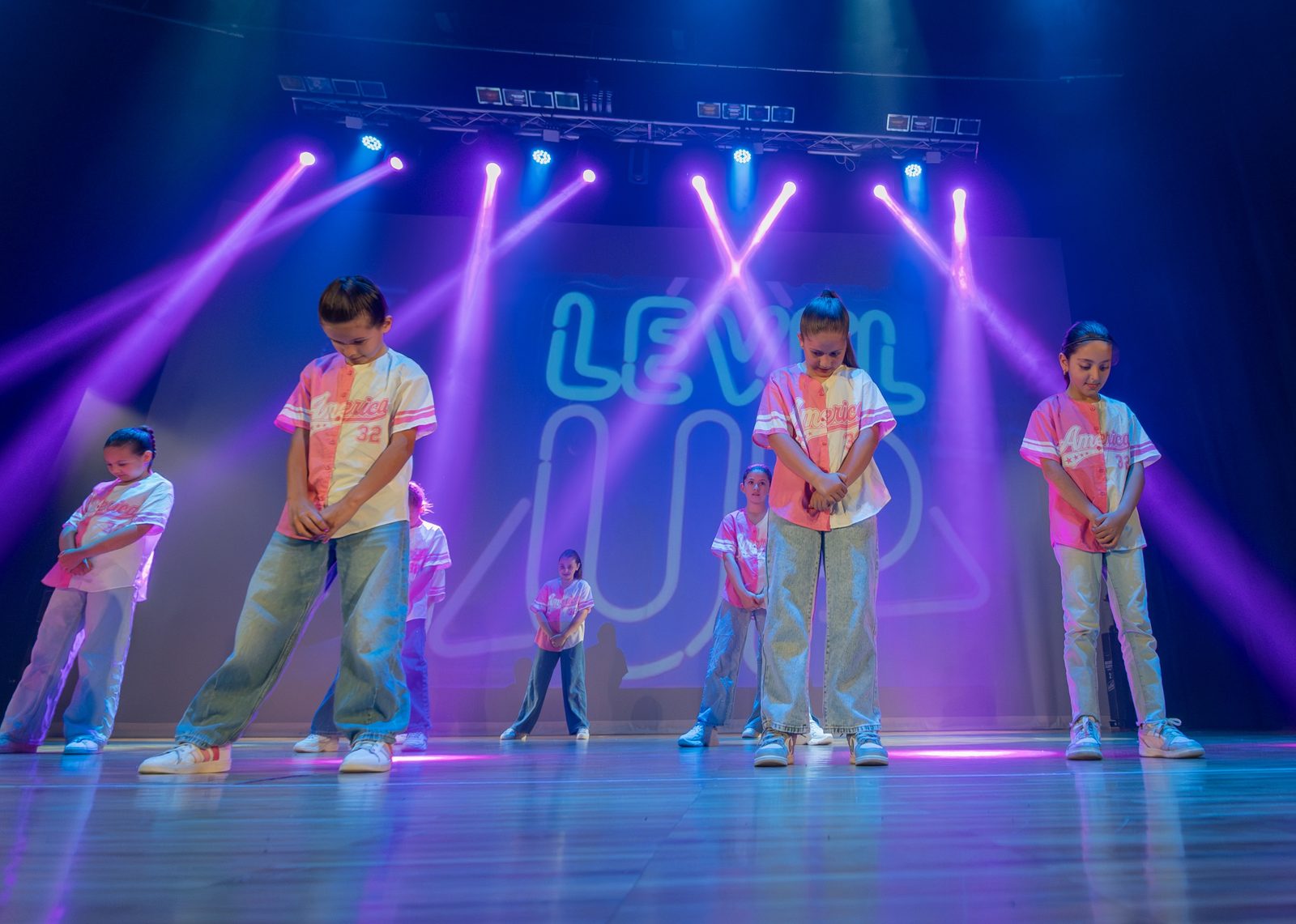 Coreografia di hip hop sul palco illuminato durante il saggio di Up A.s.d.