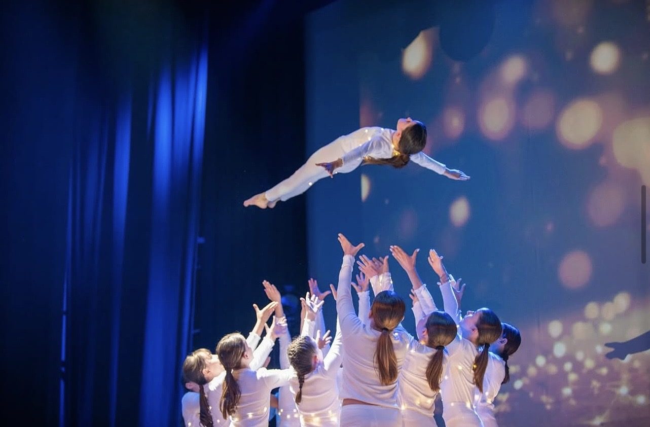 Allieva sollevata dalle compagne durante una coreografia del saggio