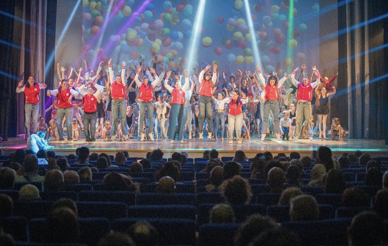 Insegnanti e allievi di Up A.s.d. tutti insieme sul palco al termine del saggio